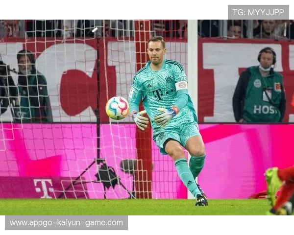 诺伊尔禁区外头球解围：门线之外的王者之举